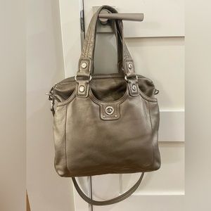 Marc Jacobs Totally Turnlock Teri Tote in Pebbled Taupe